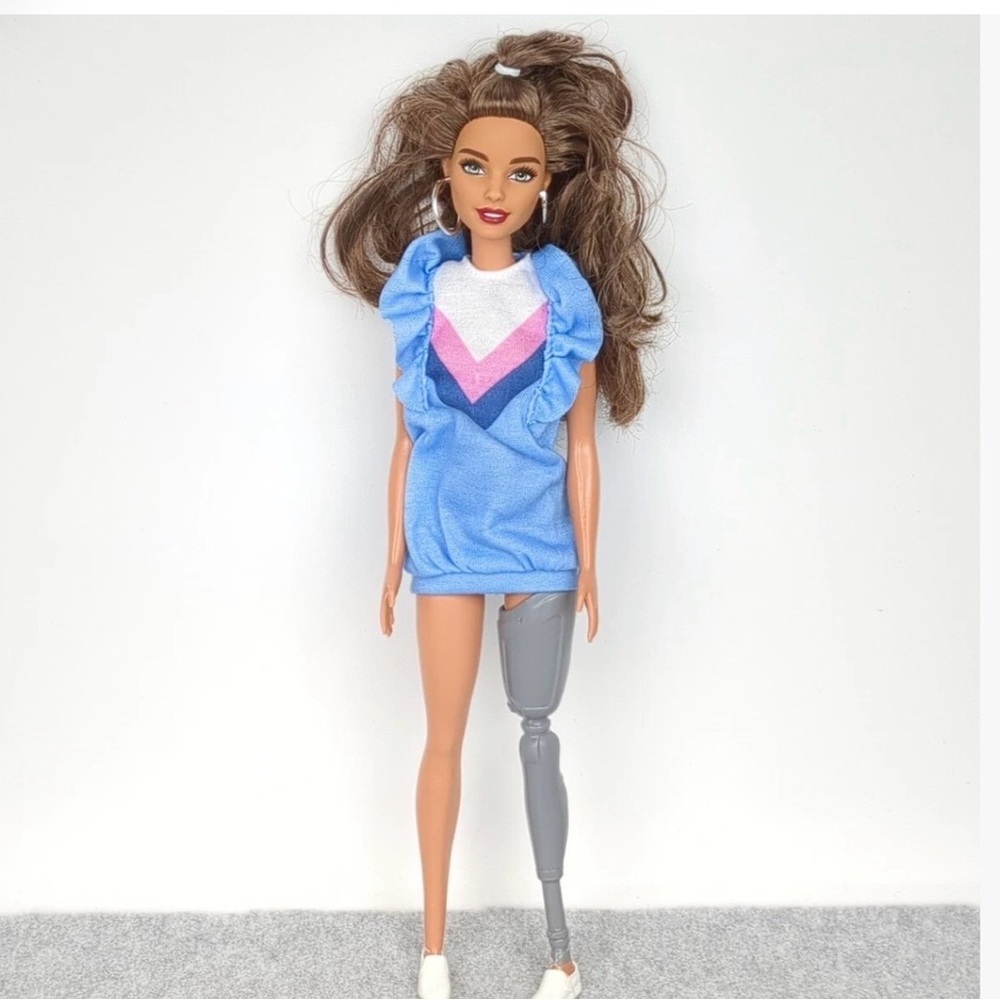 Barbie Prosthetic Leg Fashionistas Doll Brunette Hair Earrings